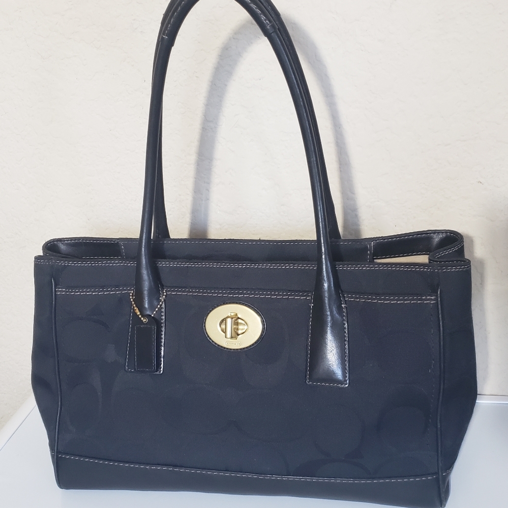 Coach New without tag with Coach logo.Dimensions: 15x9